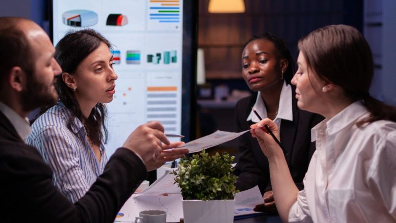 businesswoman-leder-sitting-at-desk-analyzing-mark-2025-02-17-23-42-48-utc (1)