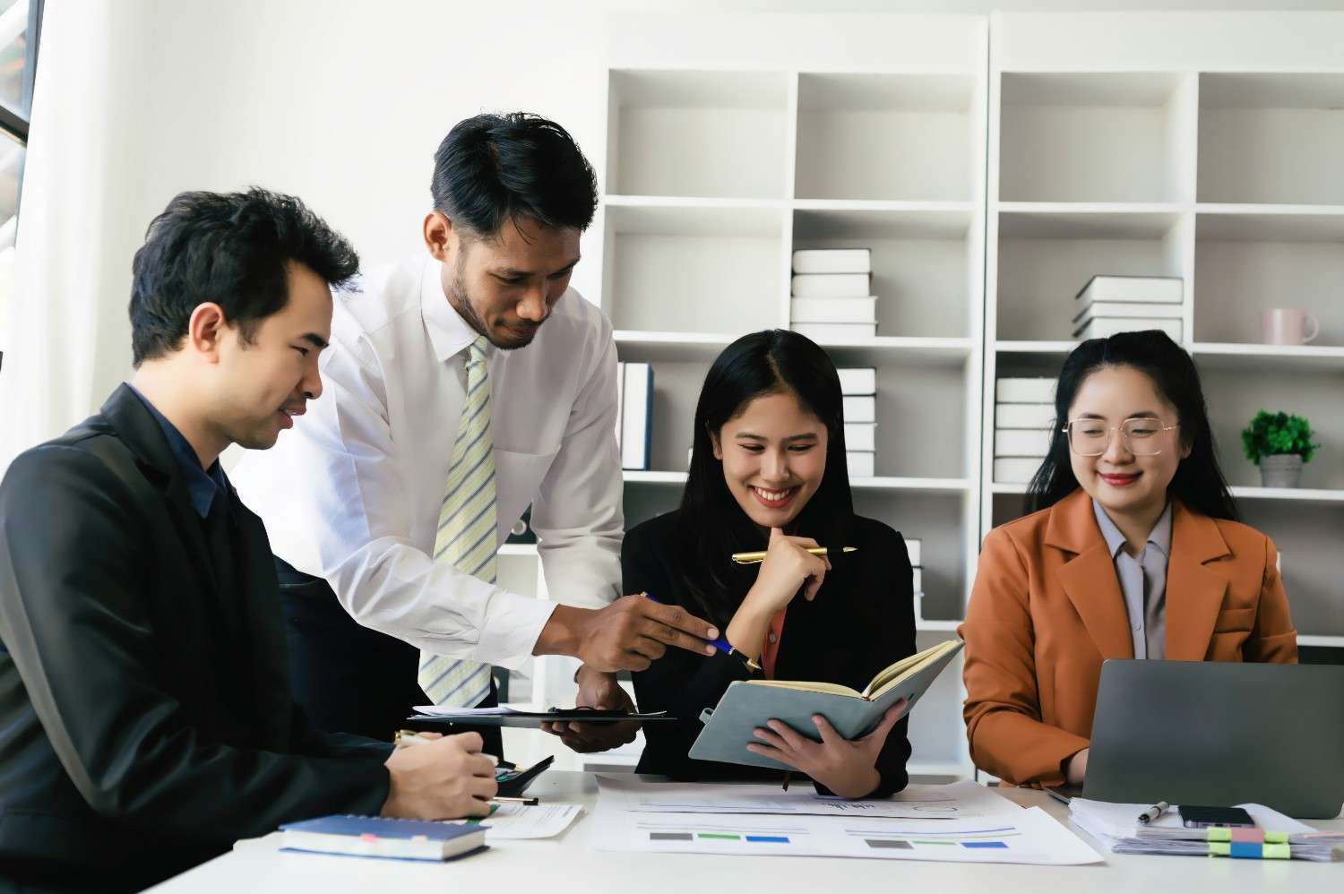 two-women-and-two-men-in-a-business-meeting-diver-2025-01-10-06-48-06-utc (1)